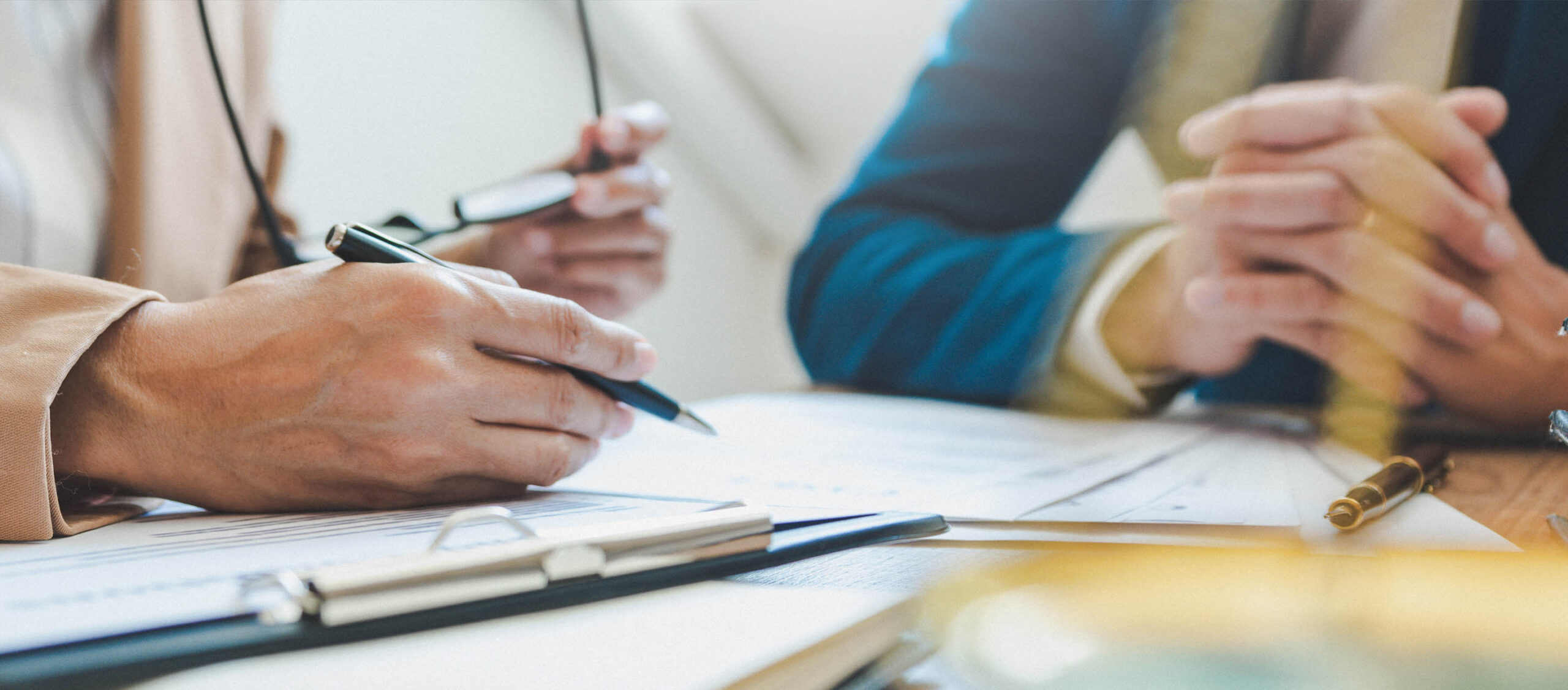 An illustration of a conflict mediation concept, depicting a pro